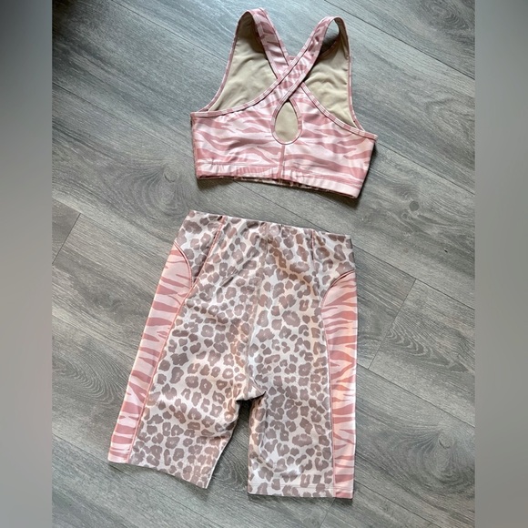 Good American Electric Feel Animal Print Biker Shorts & upper cut Sports bra - Picture 12 of 15